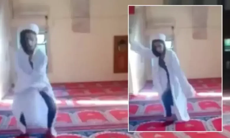 فتاة ترقص بمسجد مالاطيا