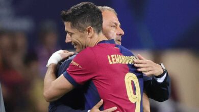 أزمة في برشلونة: لاعبون يطالبون فليك بإقصاء هذا اللاعب بعد كارثة دورتموند ودعم قوي من ليفاندوفسكي