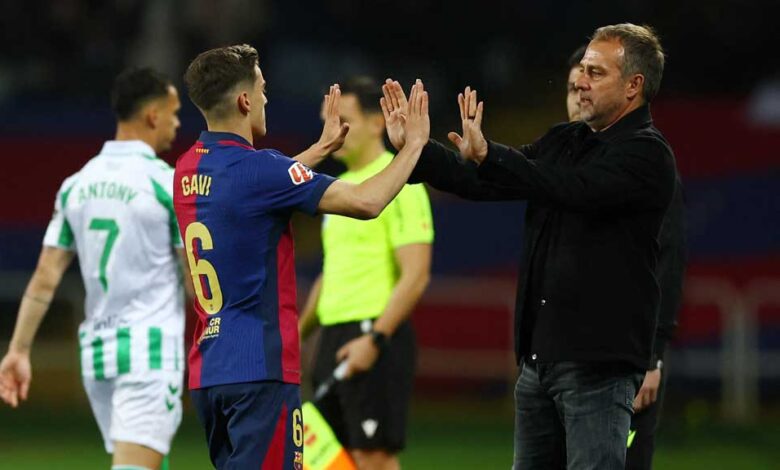 توتر في برشلونة: فليك يوجه اللوم لنجم الفريق ويصطدم بلابورتا بعد تعادل مخيب أمام ريال بيتيس