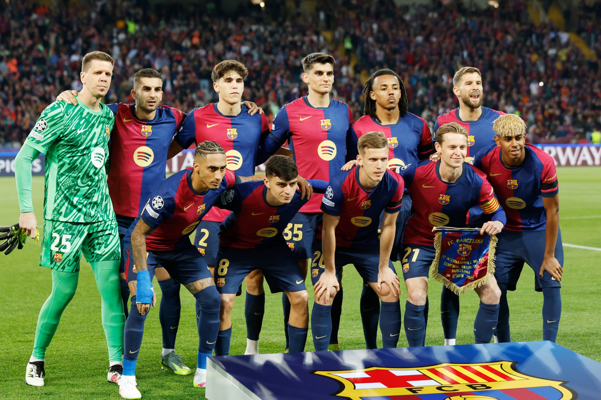صدام داخل برشلونة بعد الكلاسيكو.. يامال ورافينيا يطالبان بطرد نجم كبير من الفريق