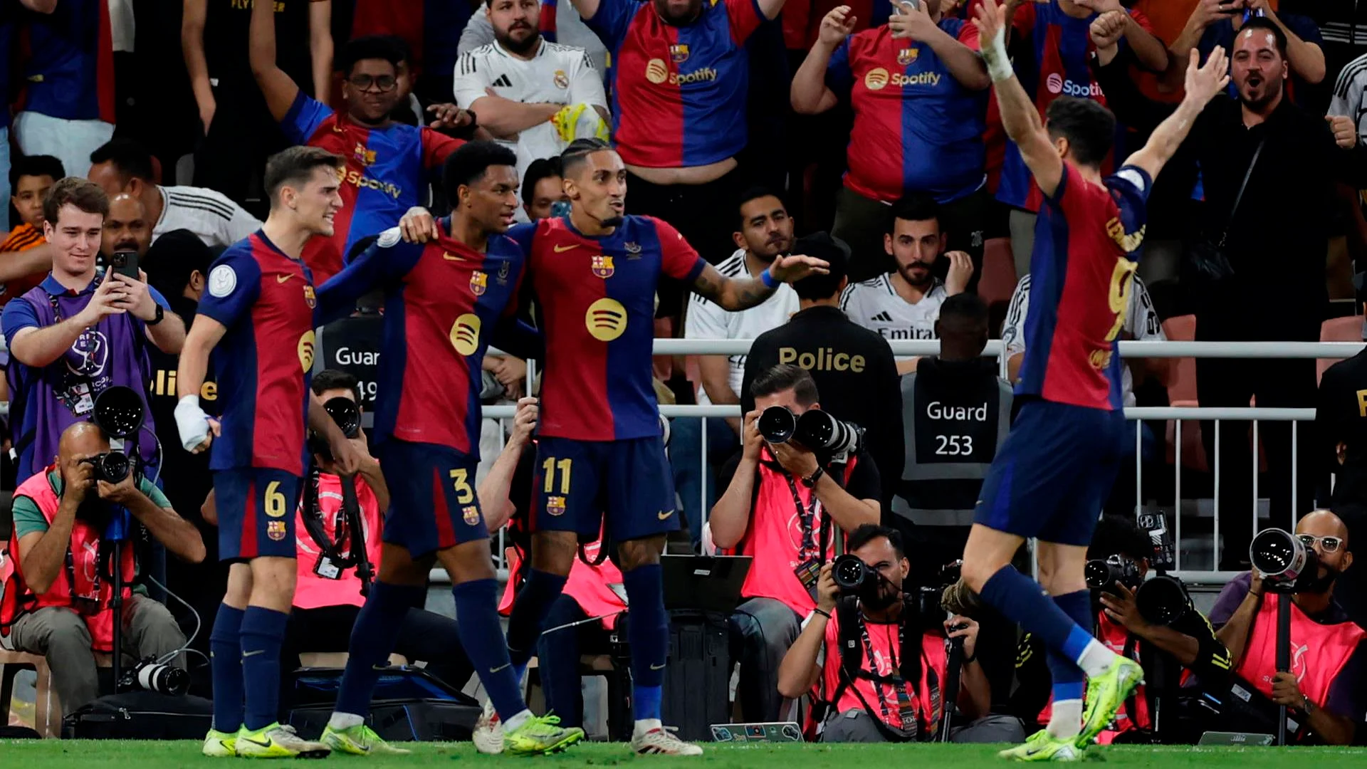 طلب عاجل من نجوم برشلونة للادارة لبقاء زميلهم موسمًا إضافيًا