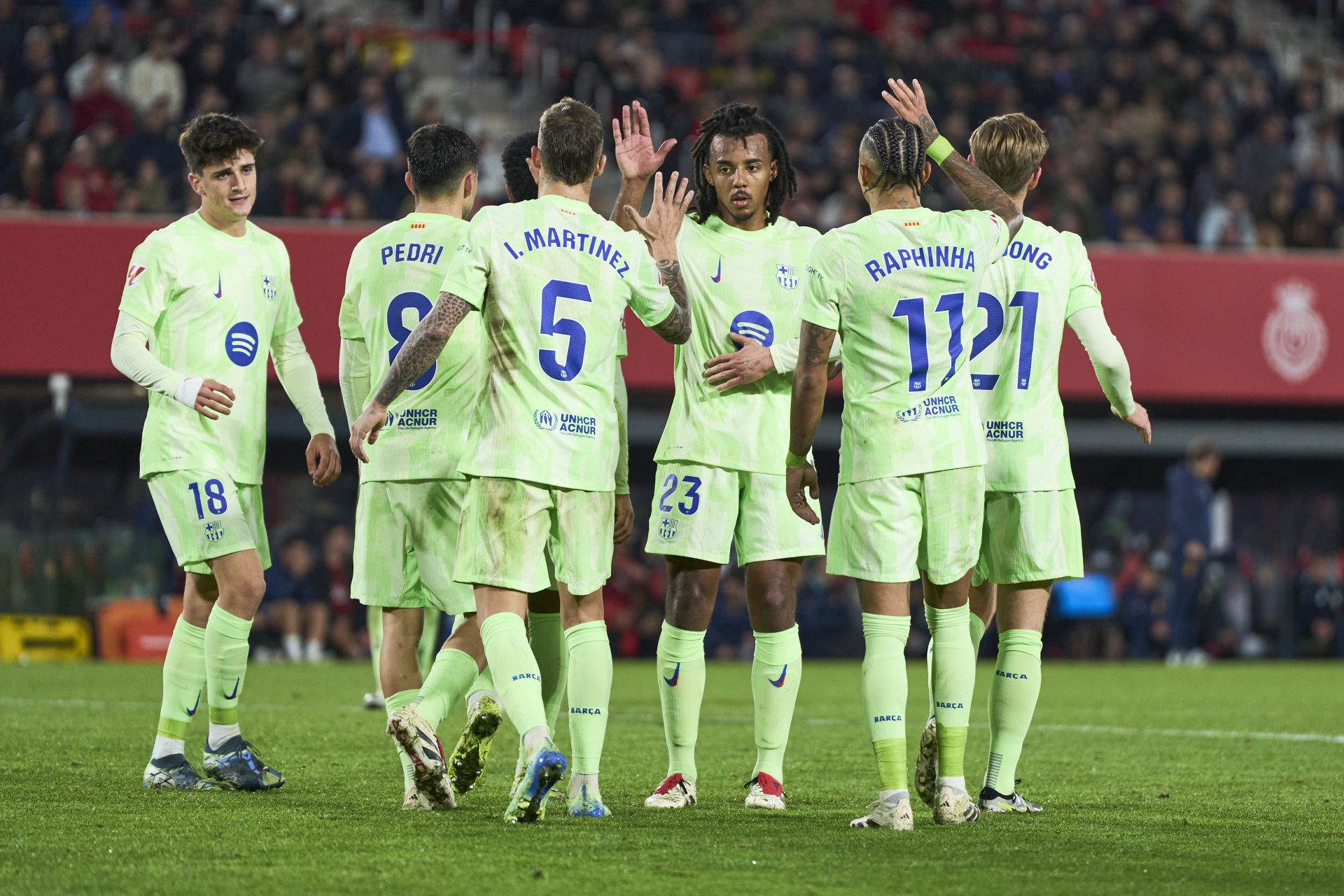 لاعبو برشلونة يطالبون فليك بعدم إشراك زميلهم في الكلاسيكو ضد ريال مدريد