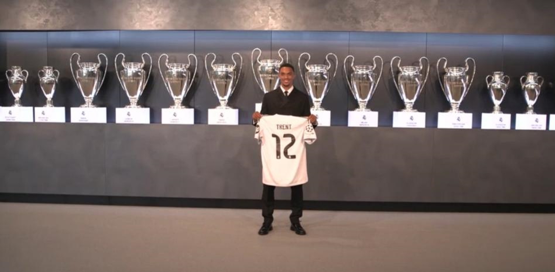 "مغامرة محفوفة بالمخاطر".. ألكسندر أرنولد يوقّع لريال مدريد وسط جدل