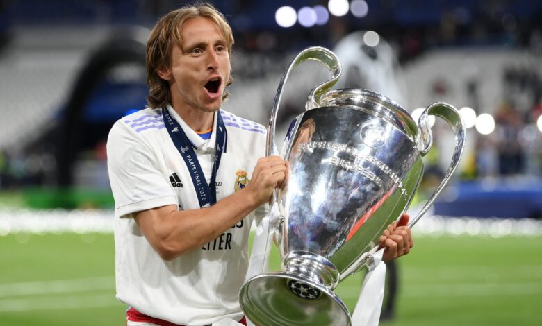 مودريتش يصدم الجميع داخل ريال مدريد ويُسلّم الرقم 10 بنفسه