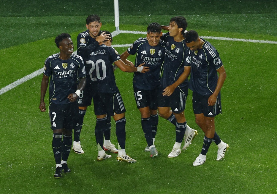 ثلاثة أندية إنجليزية كبرى تتصارع على نجم ريال مدريد الصاعد
