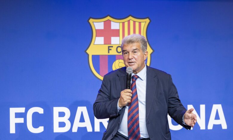 صدمة في برشلونة .. لابورتا يودّع أقرب رجاله ويغادر مع كريستيانو رونالدو