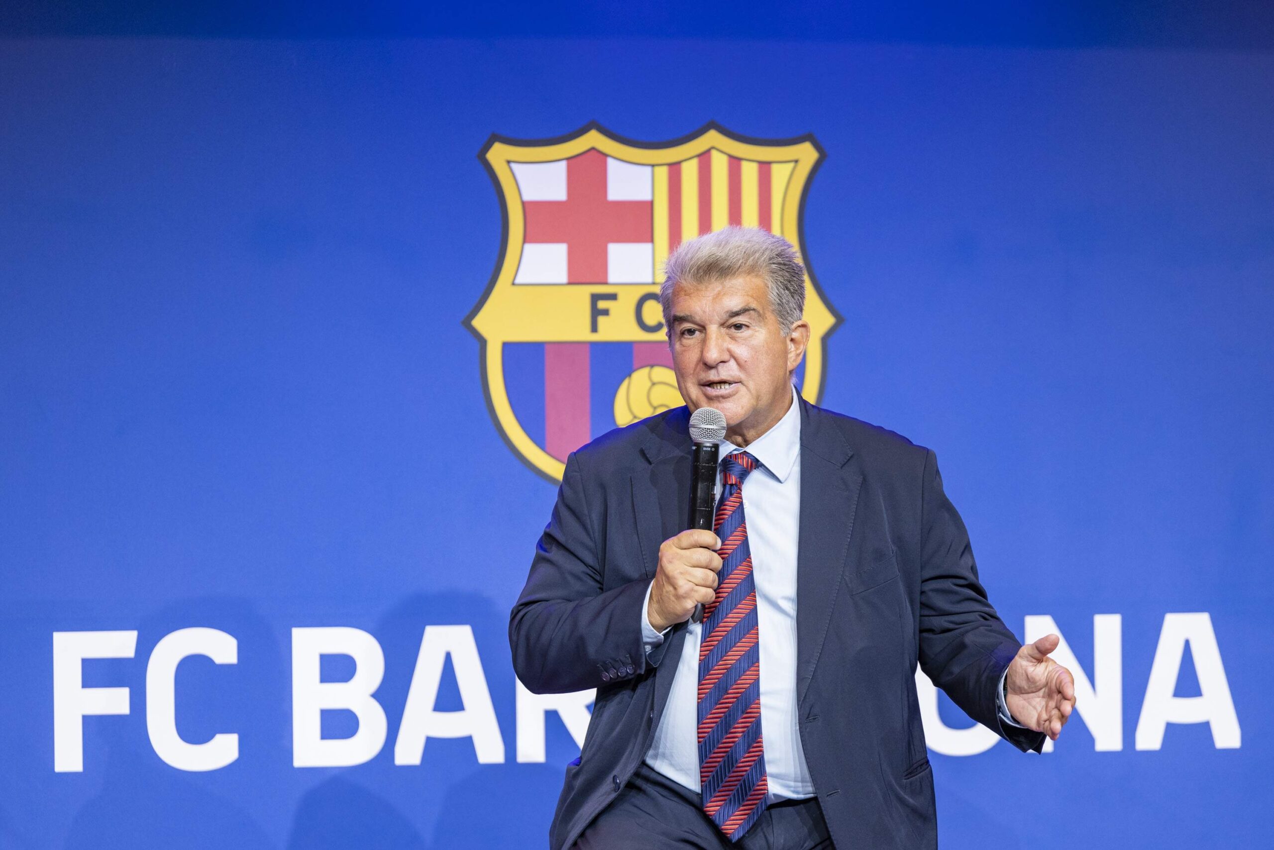 صدمة في برشلونة .. لابورتا يودّع أقرب رجاله ويغادر مع كريستيانو رونالدو