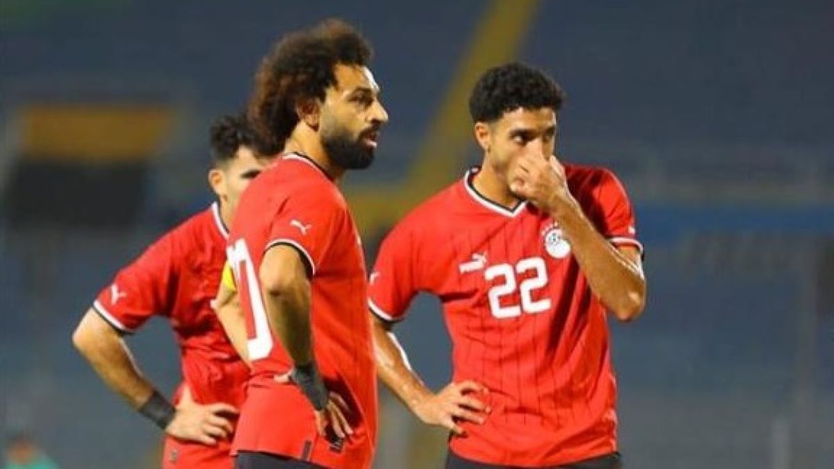 مشهد لافت.. محمد صلاح يقوم بتصرف مميز تجاه مرموش مع المنتخب