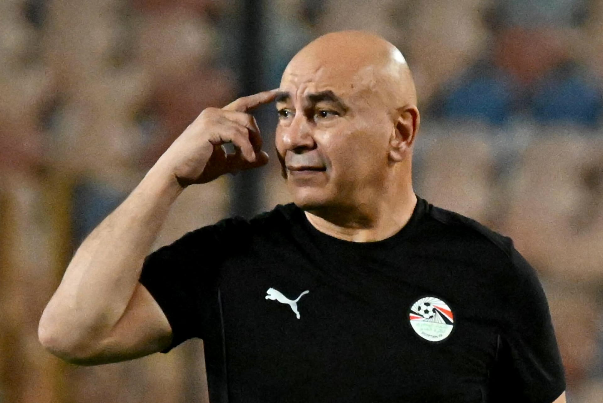 توتر مستمر.. الحضري يتمسك بموقفه ويرفض الصلح مع حسام حسن رغم تدخل الوزير