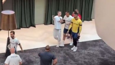 كريستيانو رونالدو يثير الجدل بدفع مشجع في أرمينيا قبل مباراة التصفيات (فيديو)