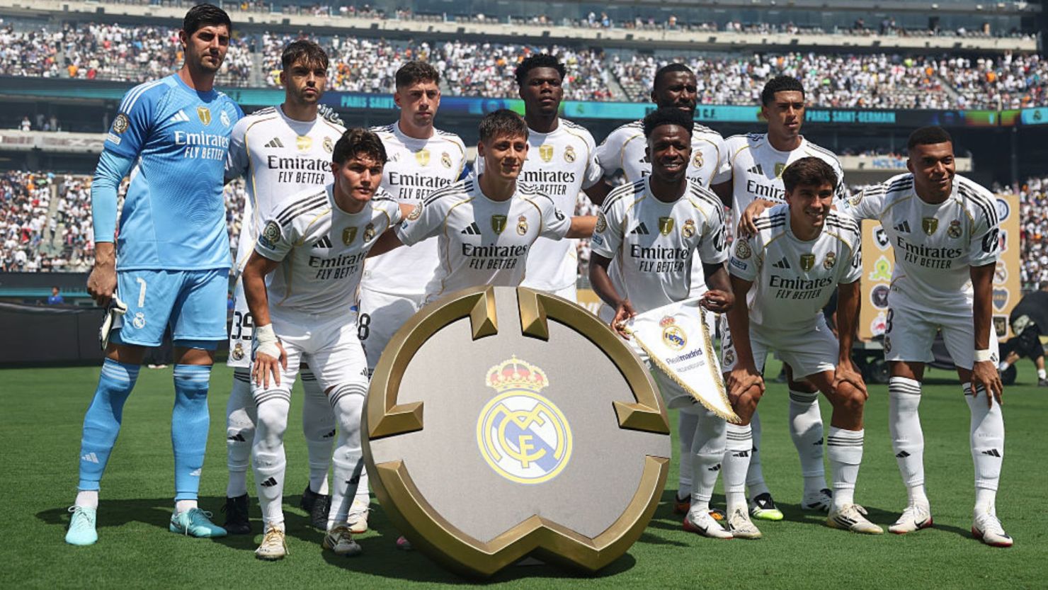 لاعب في ريال مدريد يحاول إقناع زميله في المنتخب بالانضمام للنادي