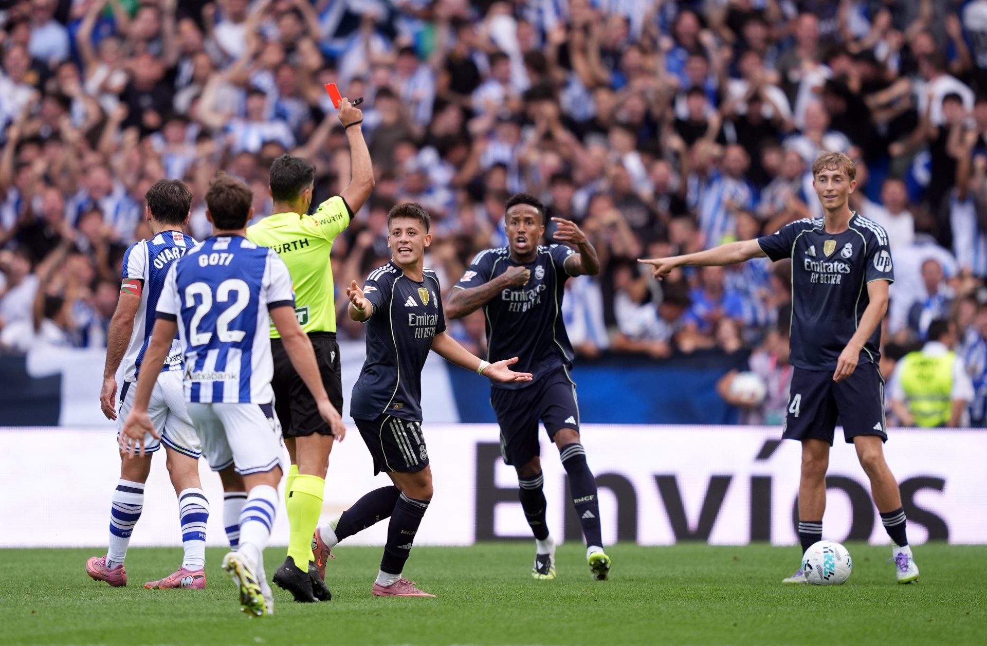 رئيس ريال مدريد في مواجهة نارية مع لجنة الحكام الإسبانية