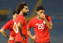 مشهد لافت.. محمد صلاح يقوم بتصرف مميز تجاه مرموش مع المنتخب