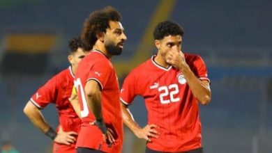 مشهد لافت.. محمد صلاح يقوم بتصرف مميز تجاه مرموش مع المنتخب