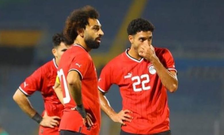 مشهد لافت.. محمد صلاح يقوم بتصرف مميز تجاه مرموش مع المنتخب