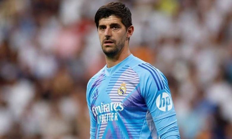 كورتوا يفجّر الجدل داخل ريال مدريد قبل الكلاسيكو بسبب موقفه من أحد اللاعبين