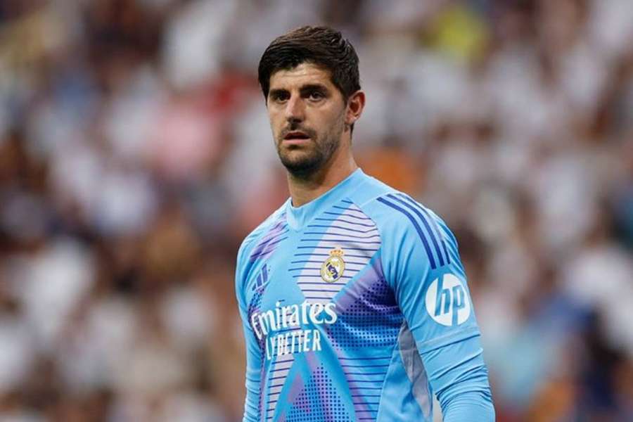 كورتوا يفجّر الجدل داخل ريال مدريد قبل الكلاسيكو بسبب موقفه من أحد اللاعبين