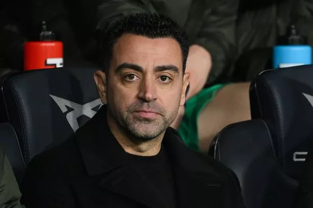 شرط تشافي لتدريب مانشستر يونايتد يُربك برشلونة وهانسي فليك