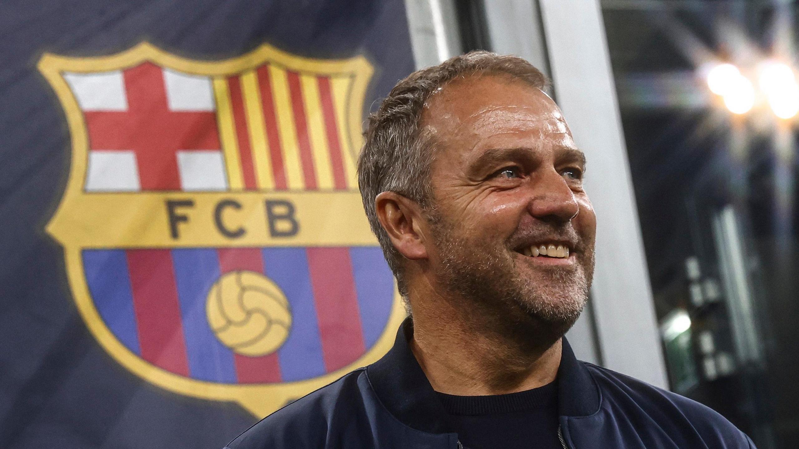 إدارة برشلونة تندم على قرارها بعد إصرار فليك على بقاء نجم الفريق