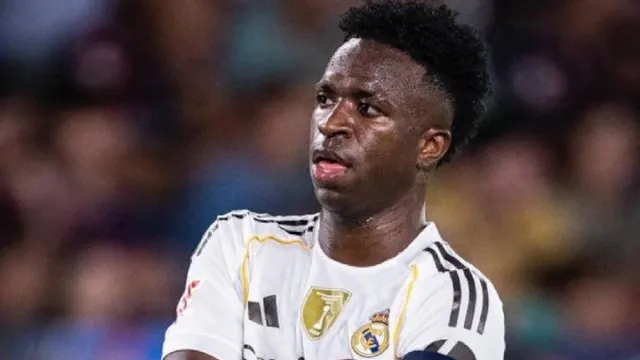 مفاجأة في غرفة ملابس ريال مدريد.. فينيسيوس يقدّم اعتذاراً صريحاً لزميله