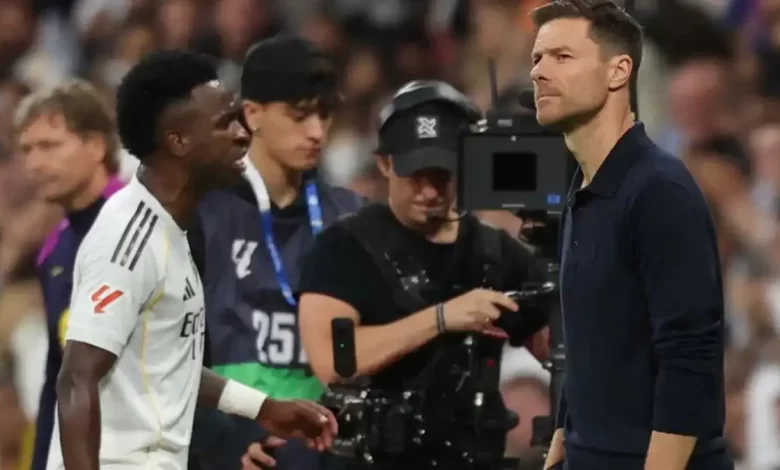 أول خناقة بين فينيسيوس جونيور وتشابي ألونسو في كأس العالم للأندية.. والتوتر بيزيد