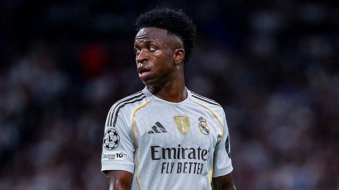 فينيسيوس يضرب القرار الأخير.. قرر الرحيل عن ريال مدريد.. وعيونه على نادٍ محدد