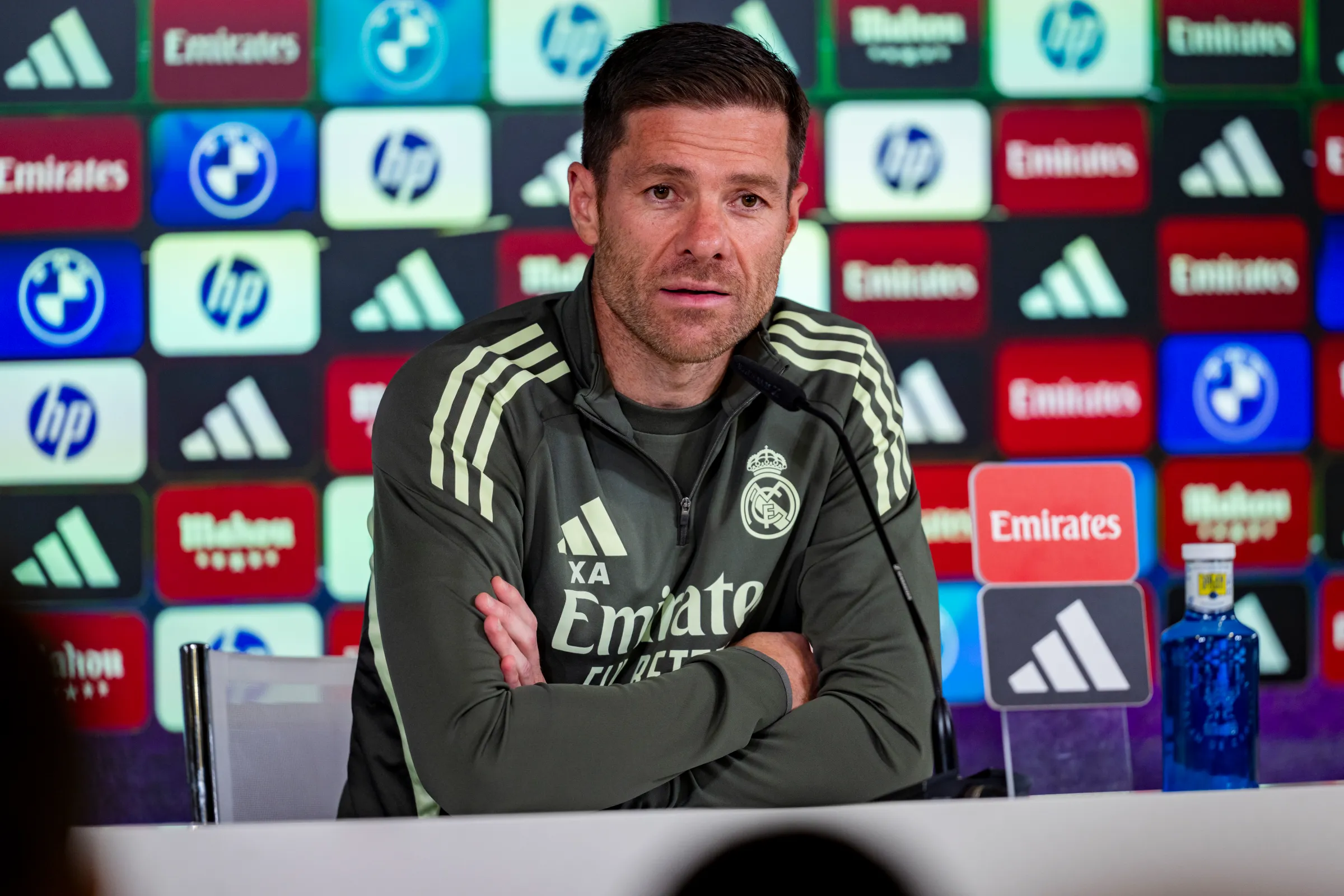 مفاجأة من تشابي ألونسو: “أفتقد أحد نجوم ريال مدريد السابقين”