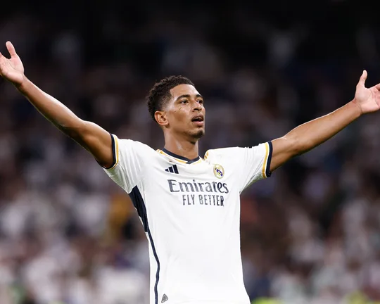 بيلينغهام يحط ريال مدريد في مأزق قبل الكلاسيكو.. طلب غريب يربك ألونسو ويولّع غرفة اللبس