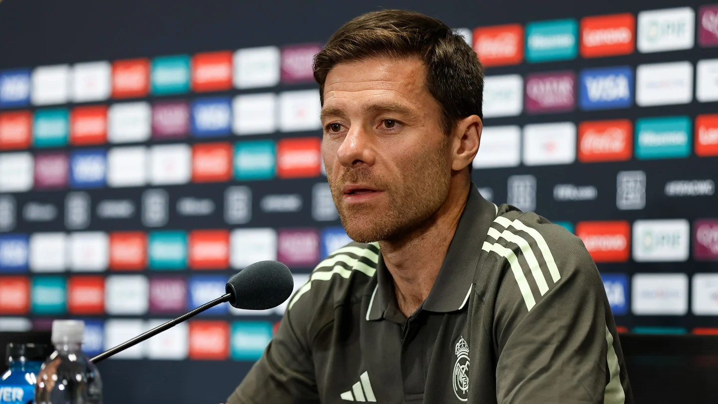 قرار غير متوقع من تشابي ألونسو يهزّ ريال مدريد