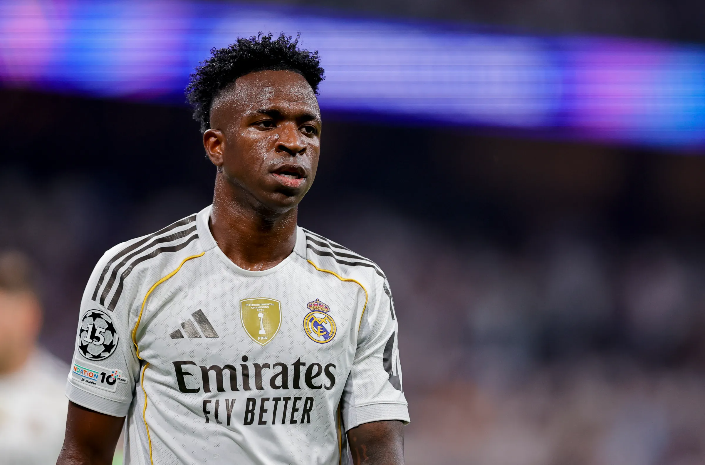 فينيسيوس يُفاجئ الجميع ويتفاوض مع خصم ريال مدريد اللدود