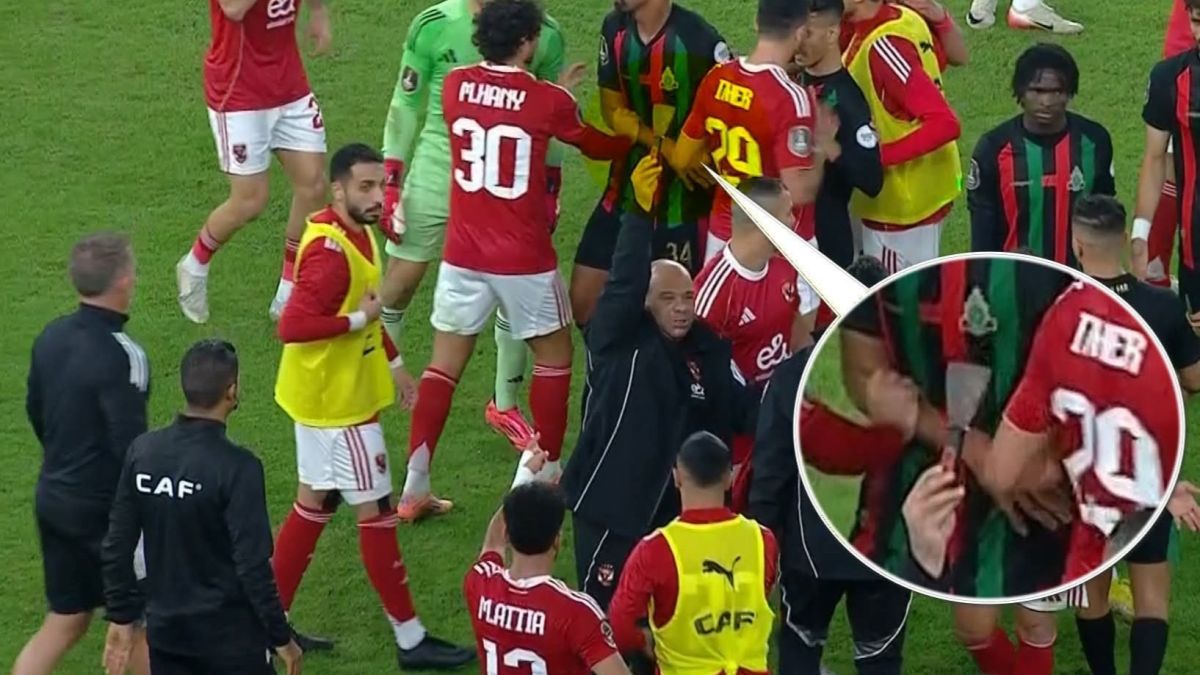 100 ألف دولار وغلق المدرجات.. الكاف يعاقب الجيش الملكي بعد مباراة الأهلي