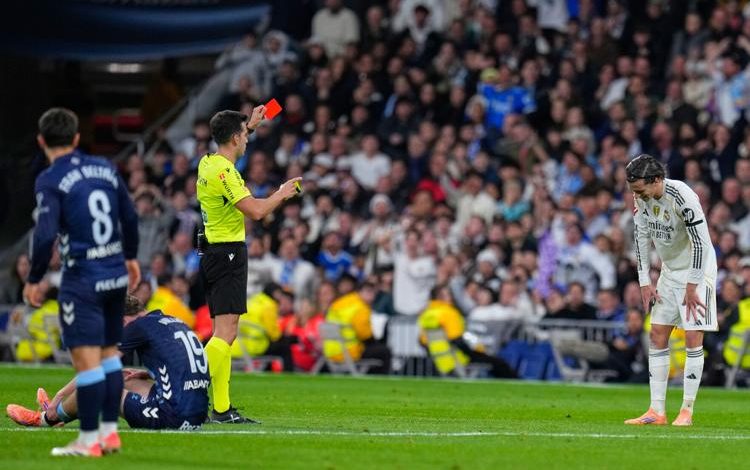 لحظة صادمة في ريال مدريد: 3 لاعبين يخرجوا بالبطاقات الحمراء والعاصفة تشتعل
