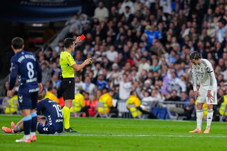 لحظة صادمة في ريال مدريد: 3 لاعبين يخرجوا بالبطاقات الحمراء والعاصفة تشتعل