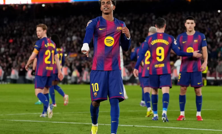 برشلونة يسيطر على الليغا بثلاثية.. وفليك غير راضٍ عن أداء أحد نجومه