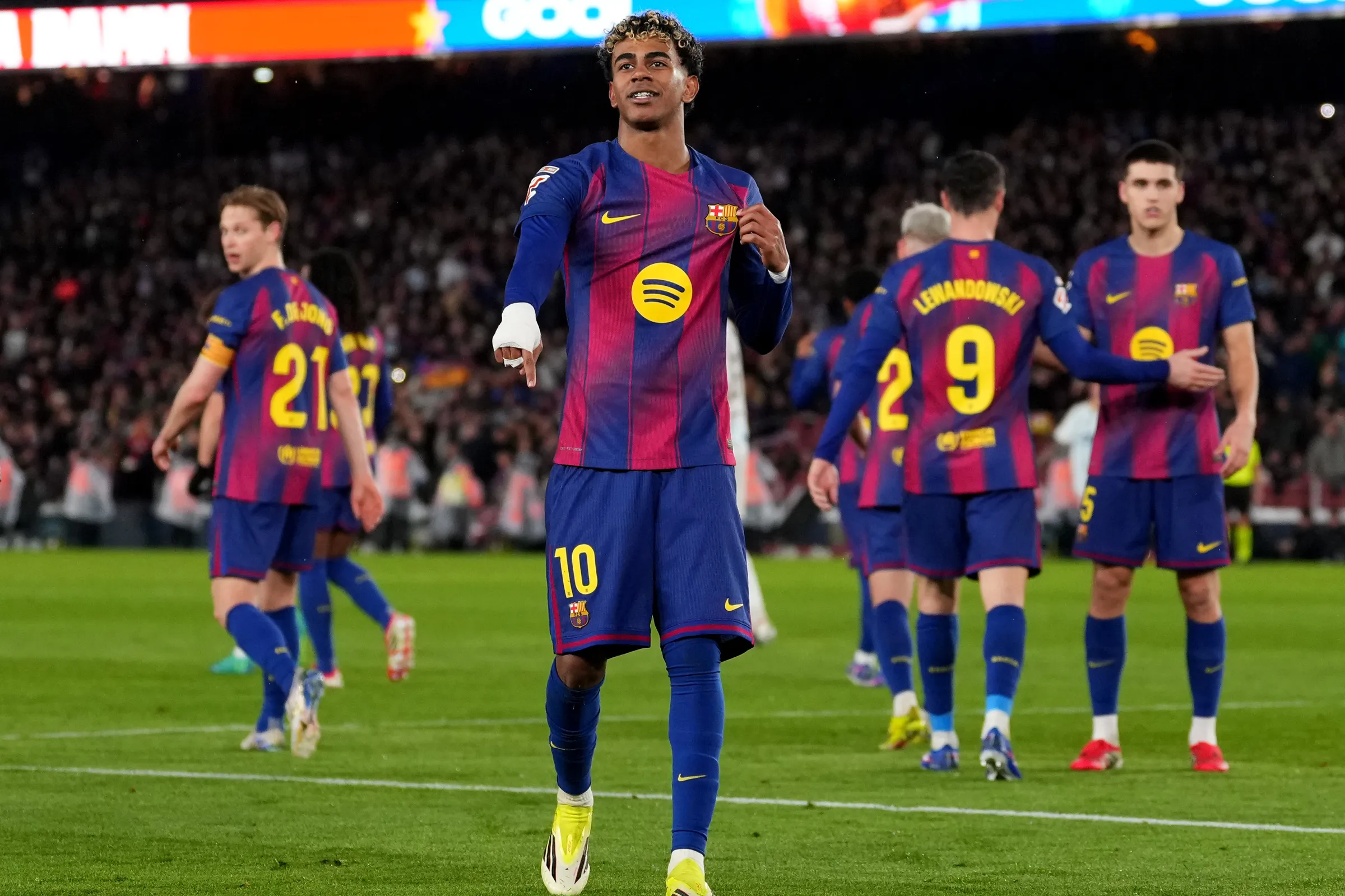 برشلونة يسيطر على الليغا بثلاثية.. وفليك غير راضٍ عن أداء أحد نجومه
