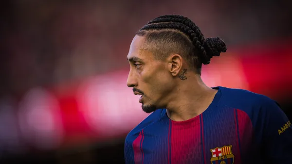 جوا برشلونة.. رافينيا يرفع الصوت ضد اللي مش بيطبقوا الضغط الدفاعي وفليك يحدد المصير