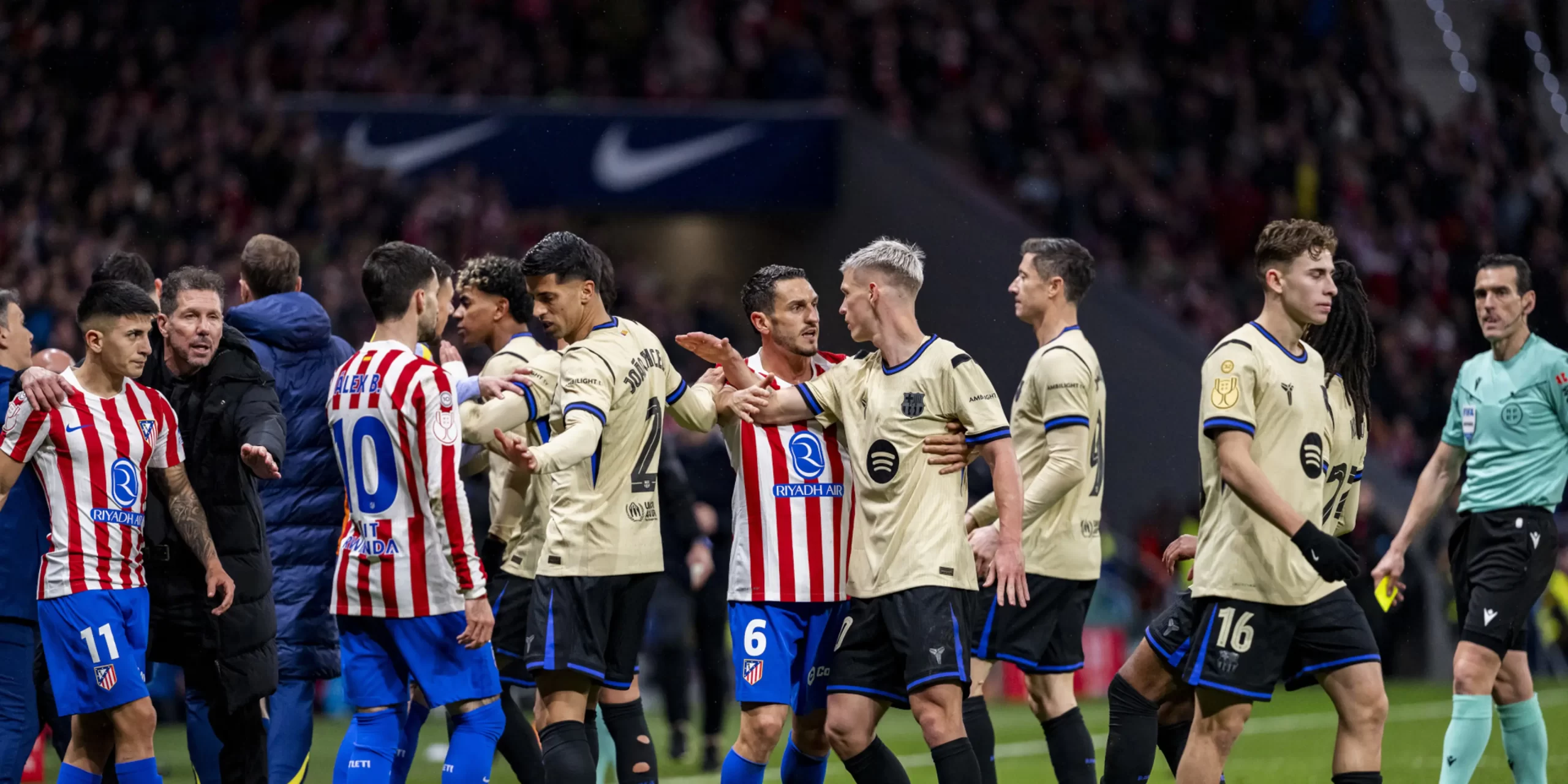أتلتيكو يفرض سيطرته على برشلونة برباعية مثيرة.. وهانسي فليك يشتعل غضباً