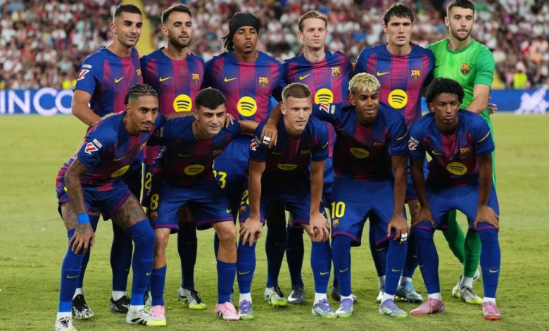 هانسي فليك يقف بجانب لاعب برشلونة رغم مستواه المتذبذب