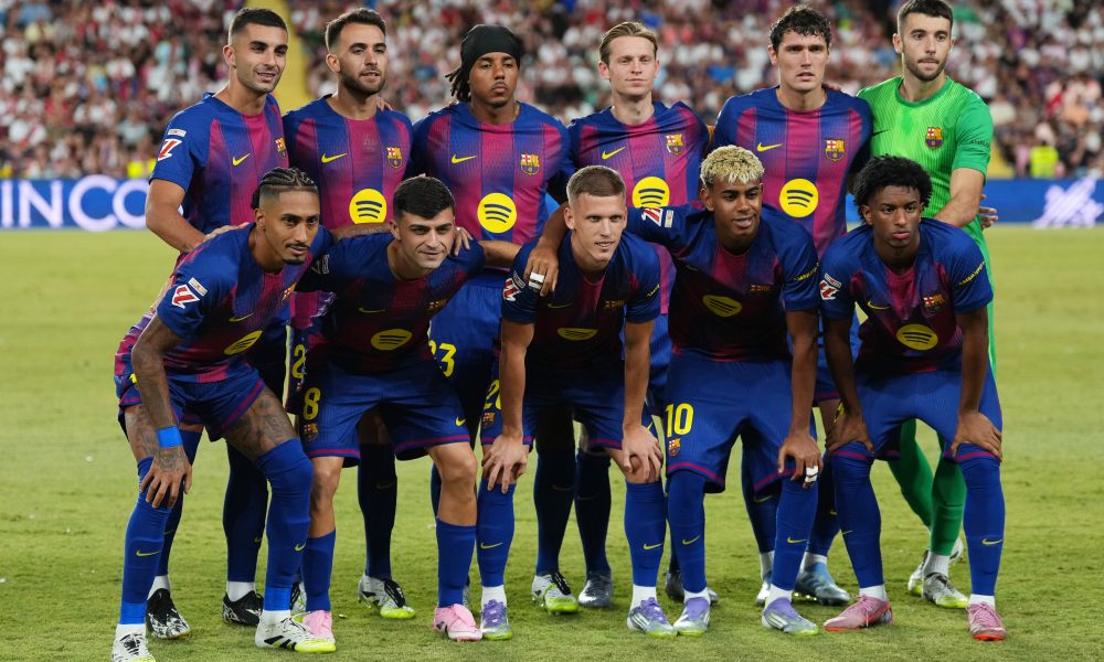 هانسي فليك يقف بجانب لاعب برشلونة رغم مستواه المتذبذب