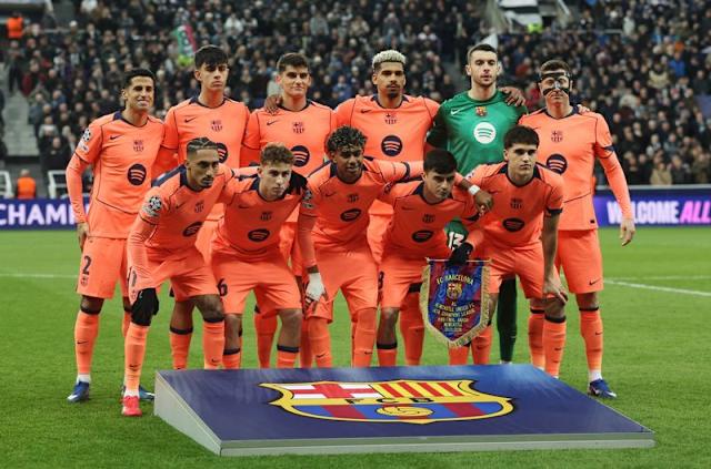 مفاجأة داخل برشلونة.. قرار هانسي فليك يضع أحد نجوم الفريق على أبواب الرحيل