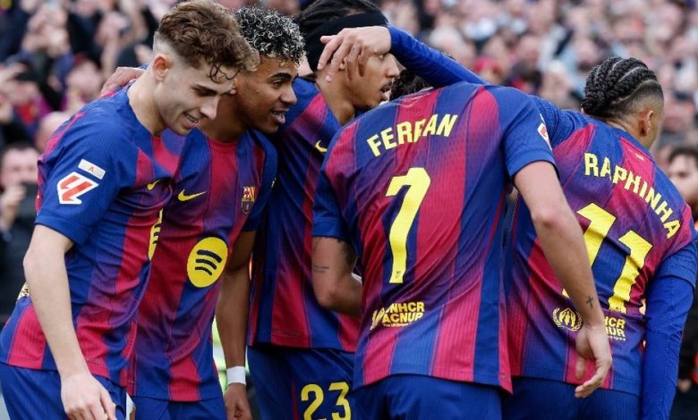 صدمة داخل برشلونة قبل الكلاسيكو.. هانز فليك يقرر موقف نجم الفريق النهائي
