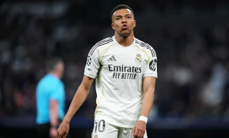 أجواء مشتعلة داخل ريال مدريد.. مبابي يفتح النار على فينيسيوس بسبب تراجع الفريق